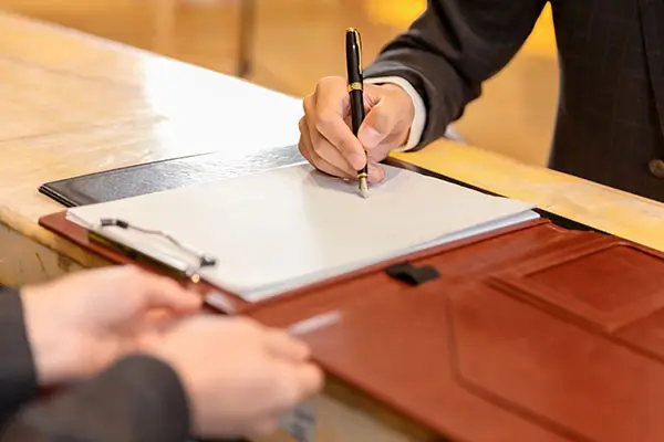 拖拉老人的法律后果是什么